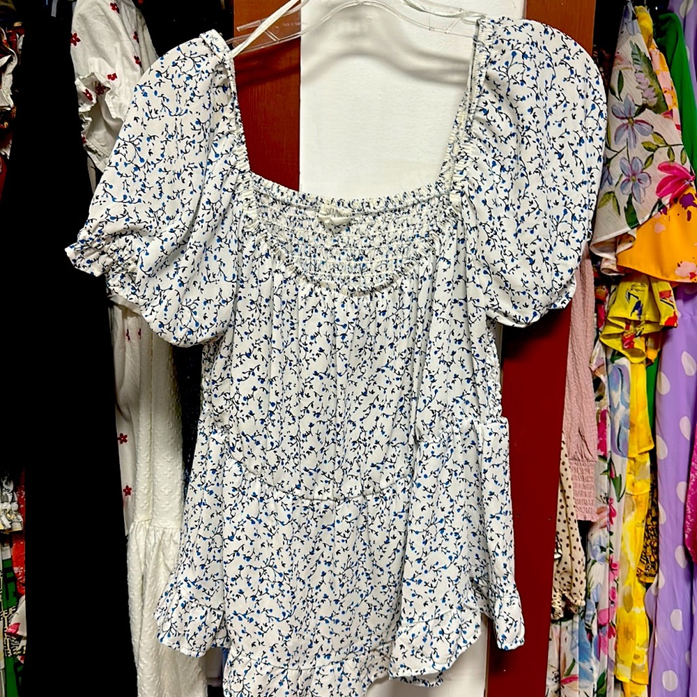 Sienna Sky Short sleeve floral, top lightly worn size medium